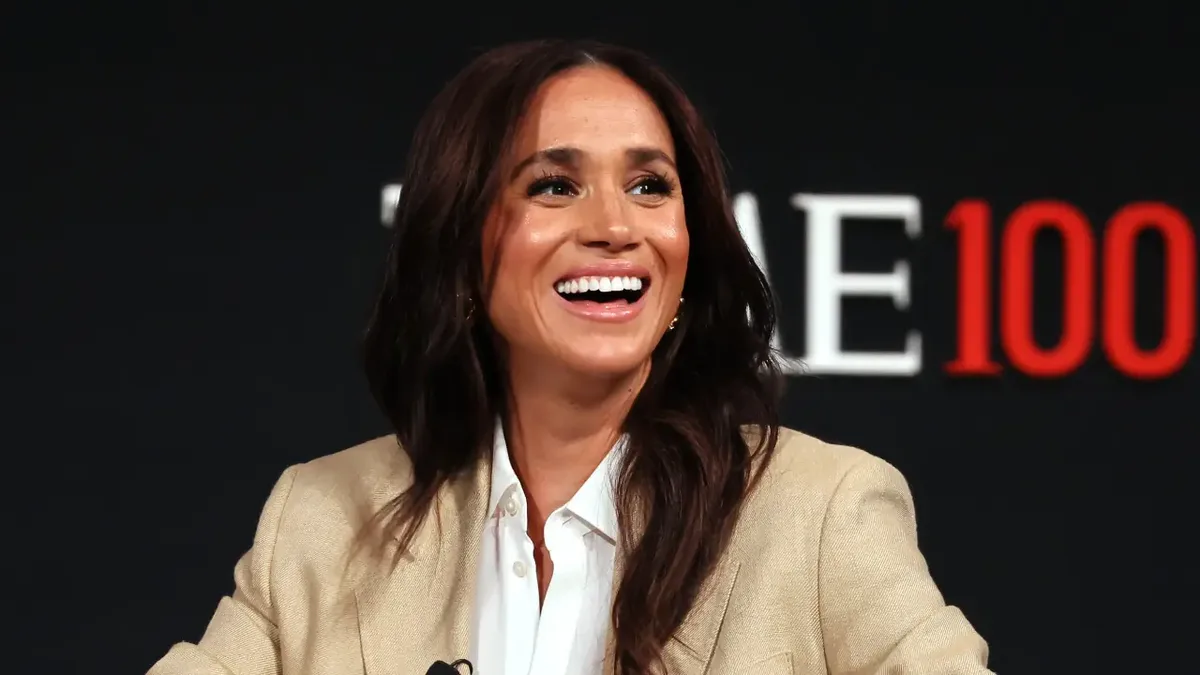 Meghan Markle é fotografada em pub no Reino Unido ao lado de Ellen DeGeneres