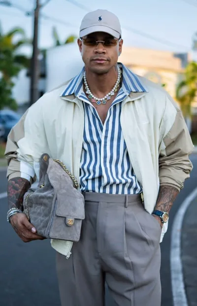Léo Santana exibe bolsa Chanel que pode custar até R$ 33,3 mil