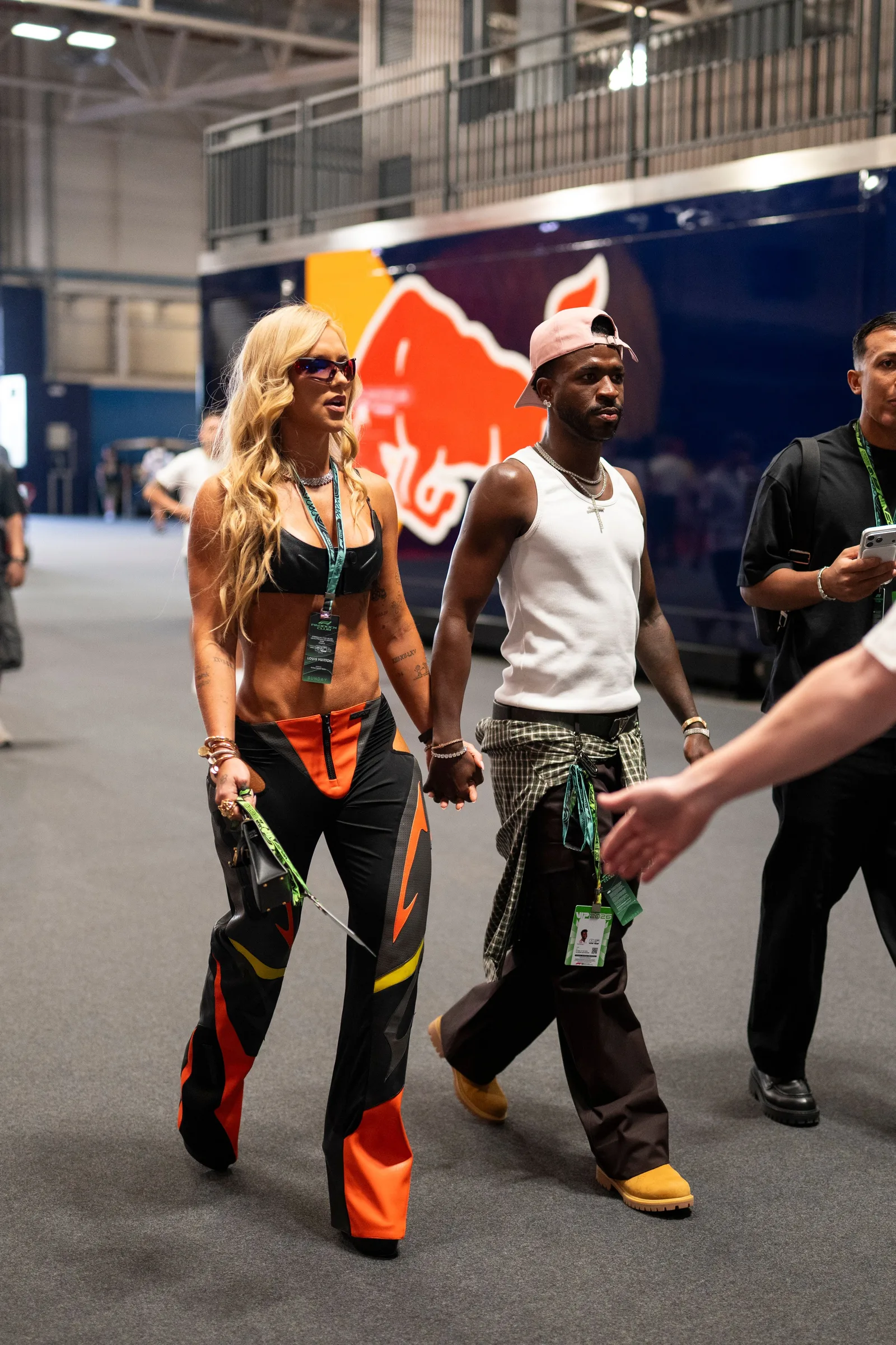 Virginia Fonseca usa calça vazada em evento de Fórmula 1 na Espanha