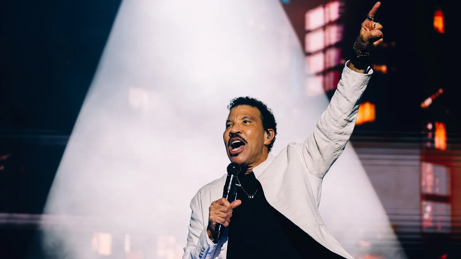 Lionel Richie se recupera após procedimento para tratar arritmia cardíaca