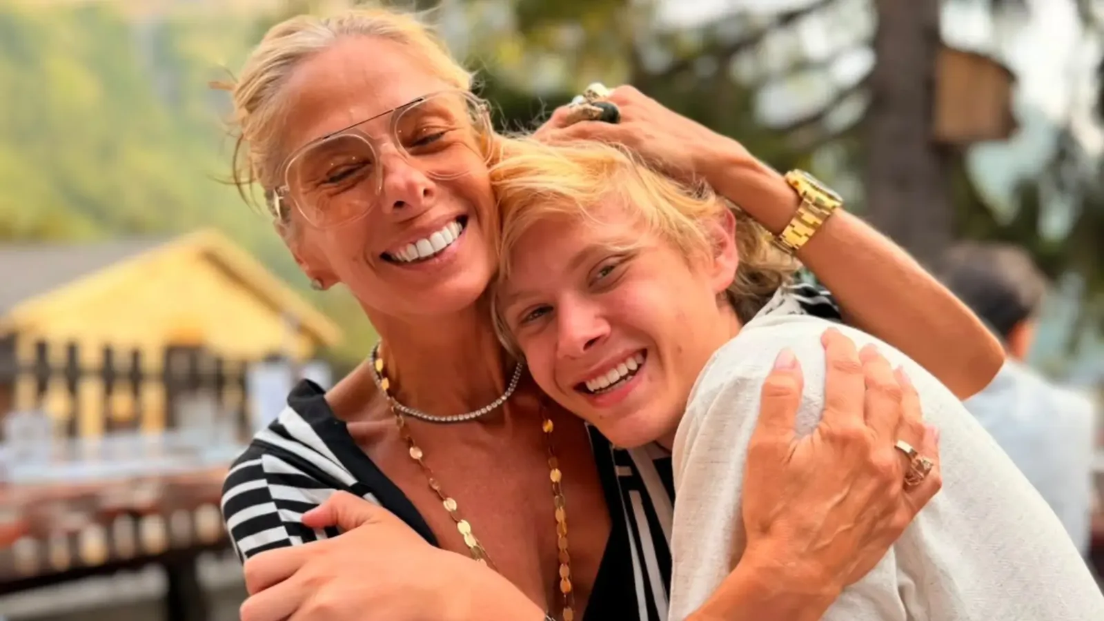 Vittorio volta ao Brasil e passa dias com Adriane Galisteu antes de retornar à Suíça