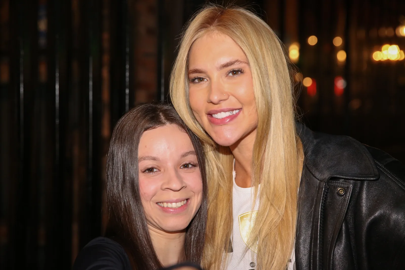 Virginia Fonseca encontra fãs após visita a salão em São Paulo