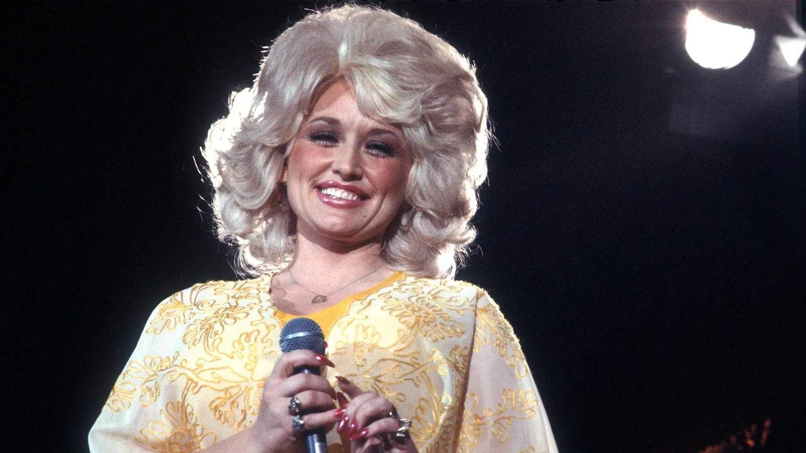 Dolly Parton é homenageada com prêmio póstumo em vídeo gravado antes da morte