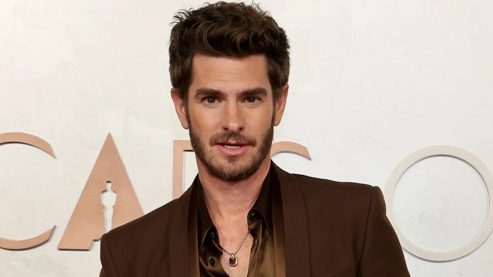 Andrew Garfield conta como Robert Redford o tratava no set de seu primeiro filme