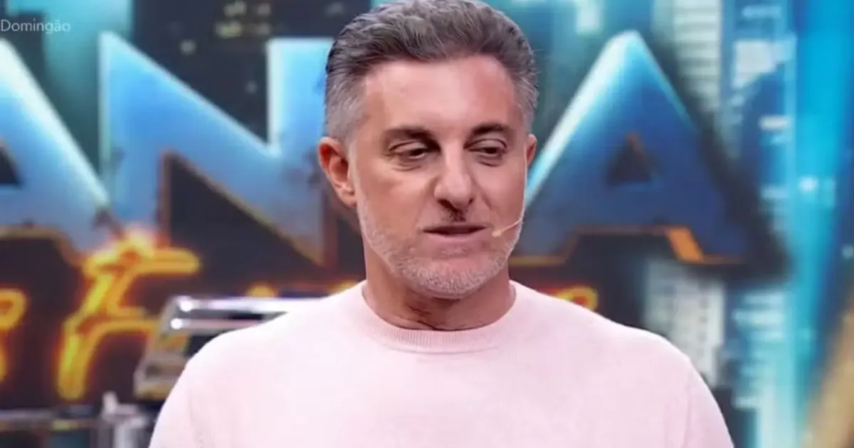 Após oração, Luciano Huck brinca que semana está protegida durante gravação