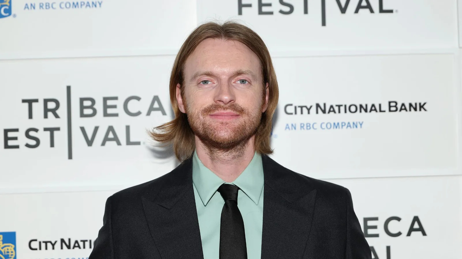 Finneas e outros músicos deixam a turnê de Ed Sheeran em apoio a Macklemore