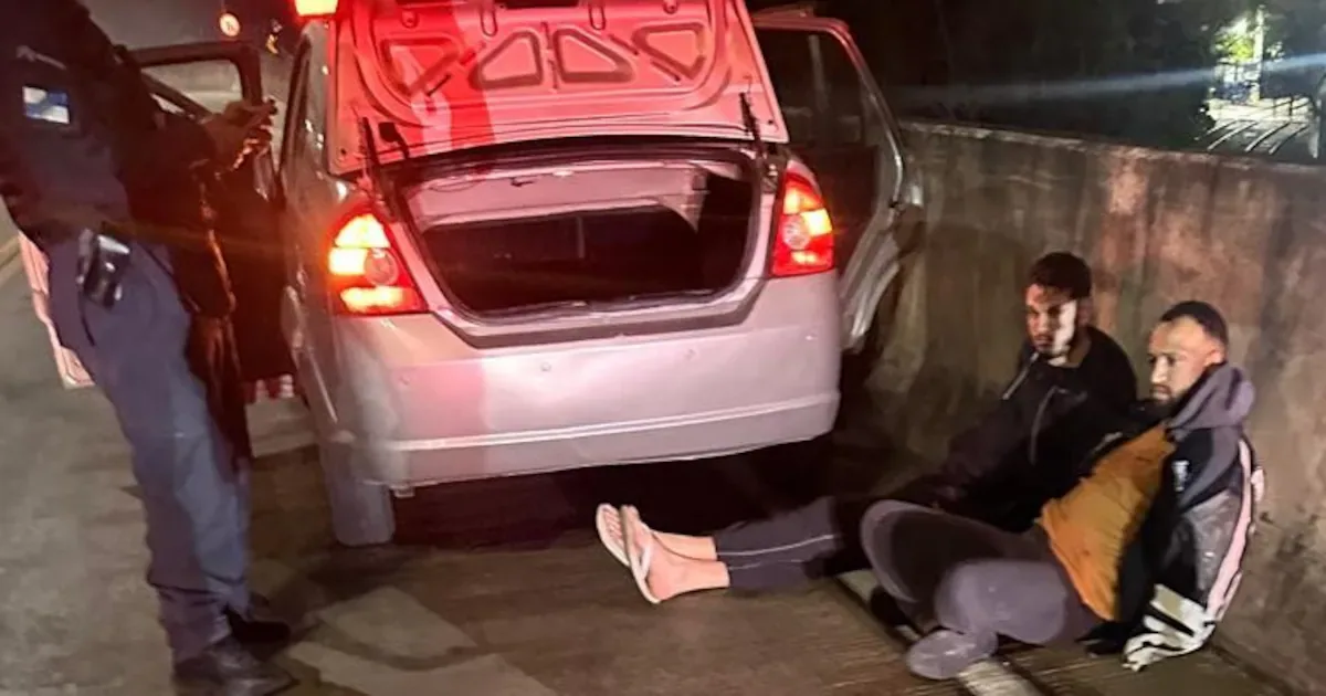 Dupla é presa com drogas após fuga pela avenida Brasil, no Rio