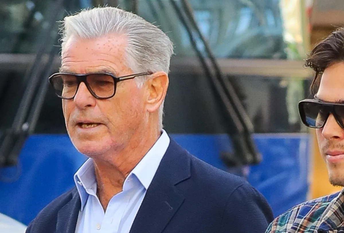 Paris Brosnan acompanha pai em passeio por Nova York