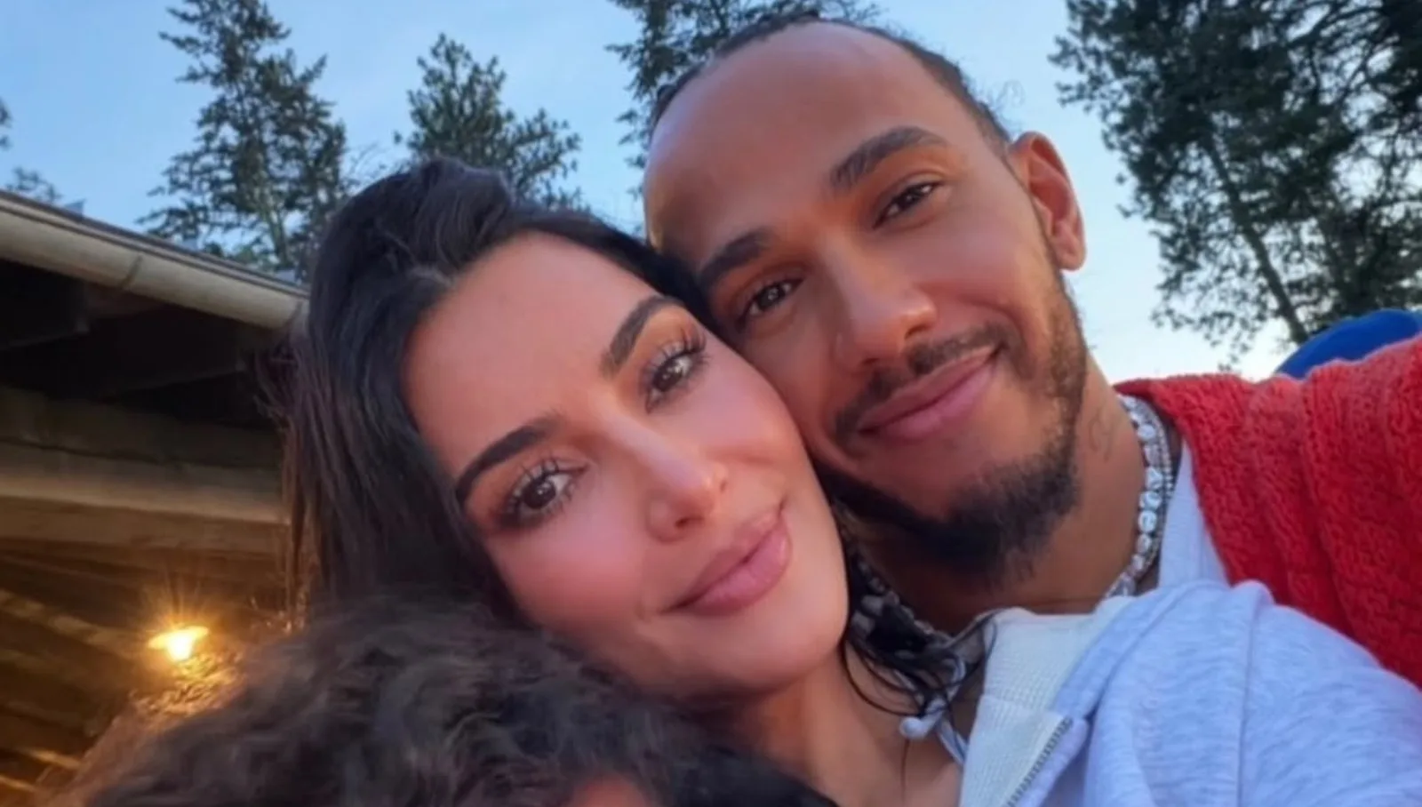 Kim Kardashian chama Lewis Hamilton de “Sr. Bridgerton” em vídeo