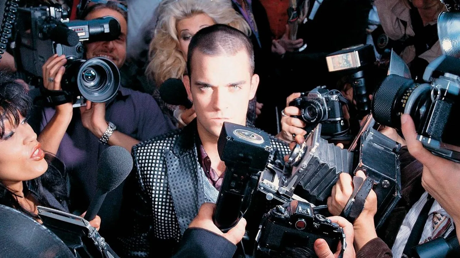 Robbie Williams reavalia estreia solo e destaca peso de “Angels” na carreira