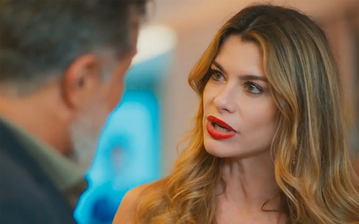 Vanessa tenta convencer Bela a voltar ao Hospital Luz em Por Você