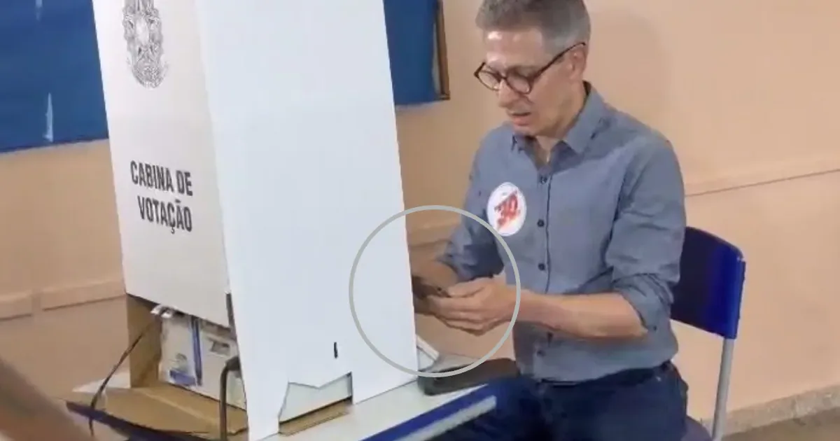 TRE-MG vai investigar entrada de Zema com celular na cabine de votação