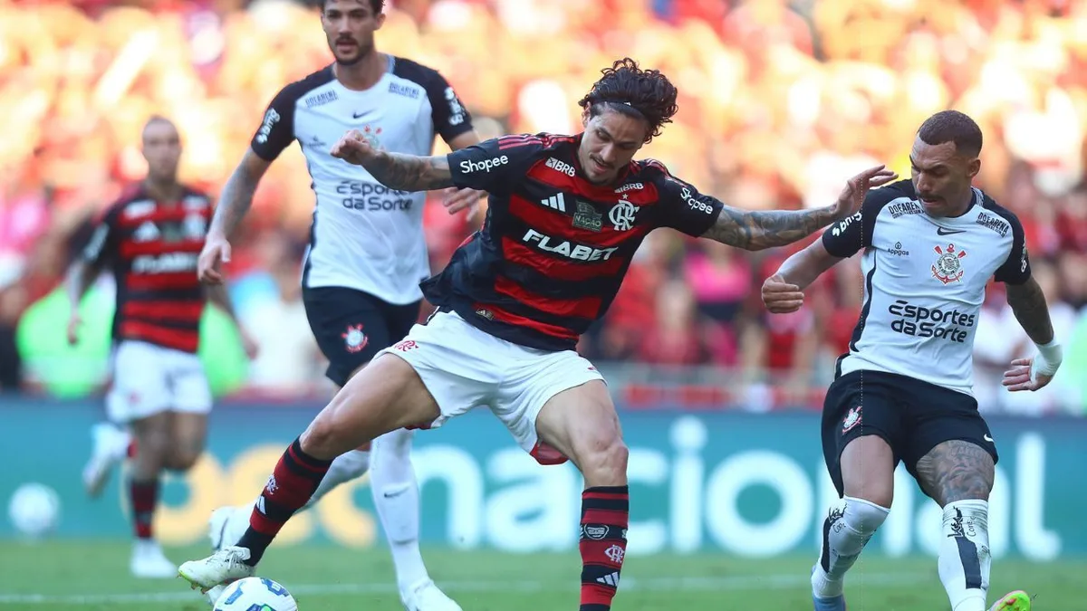 Flamengo e Corinthians se enfrentam pelo Brasileirão neste domingo