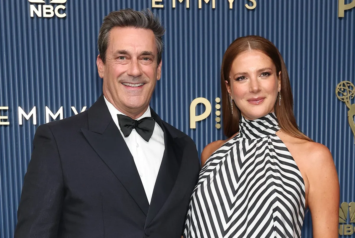 Jon Hamm aparece no Emmy 2026 ao lado da esposa grávida