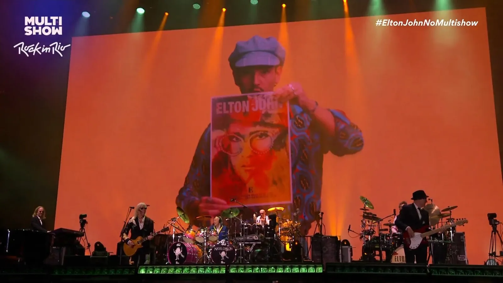 Elton John exibe brasileiros que vivem em Londres no telão do Rock in Rio