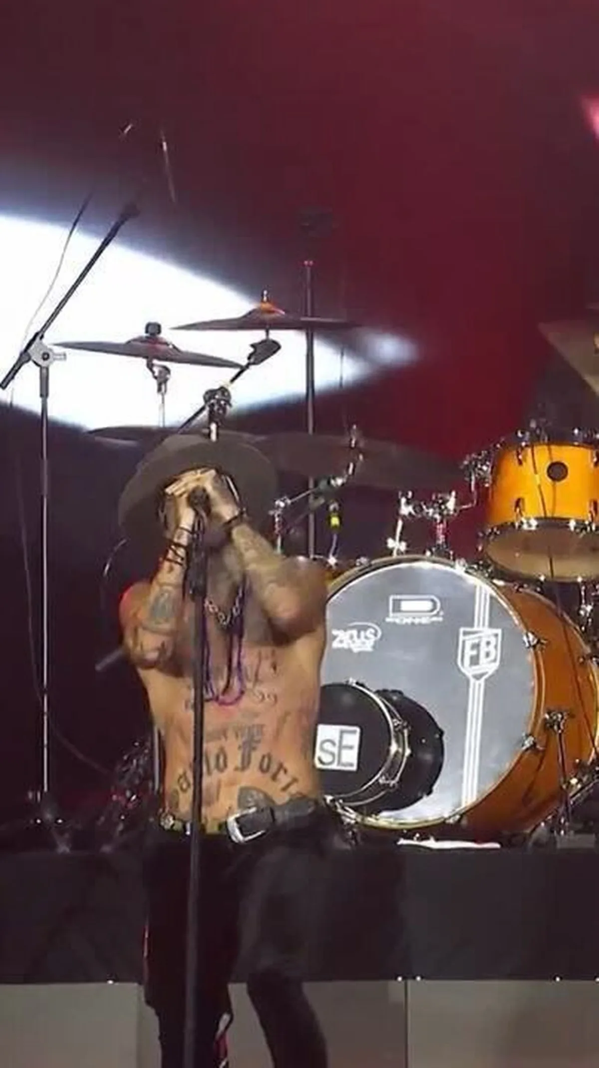 Após show no Rock in Rio, Tico Santa Cruz segue para Recife com dor de garganta
