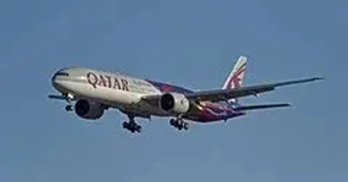 Dois passageiros são algemados após ameaças em voo da Qatar Airways