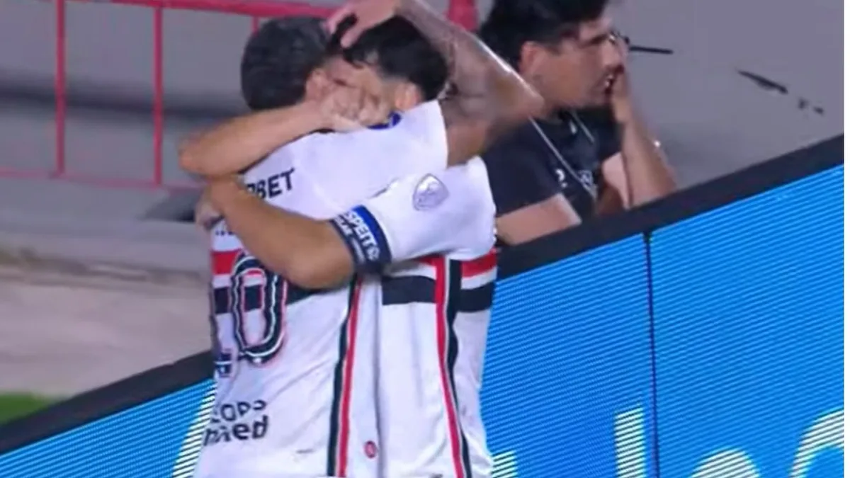 São Paulo e Vitória duelam pelo Brasileirão neste sábado; veja onde assistir