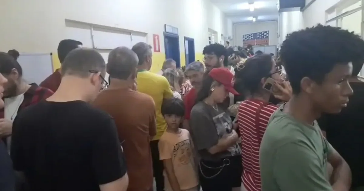 Eleitores são direcionados a novo local após escola fechar em BH