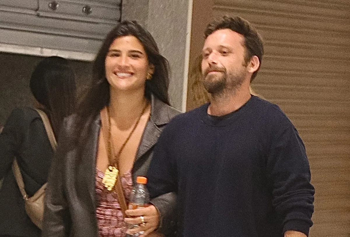 Giulia Costa acompanha pais na TV e comenta início de namoro