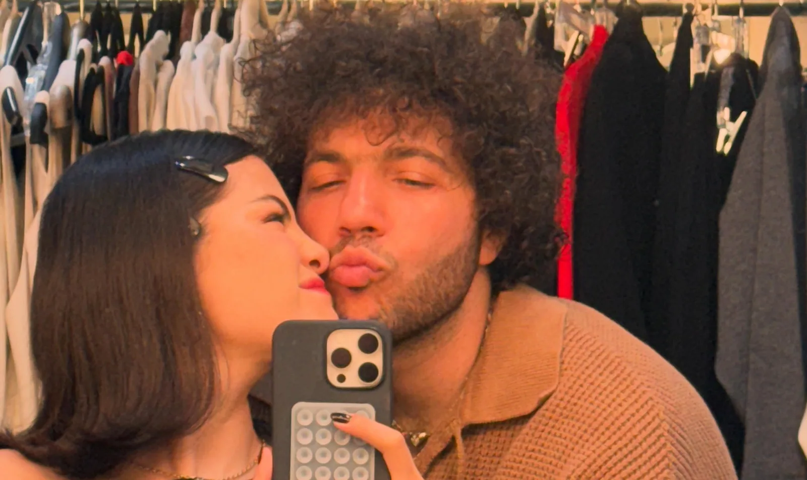 Benny Blanco atribui conquista de Selena Gomez à gentileza