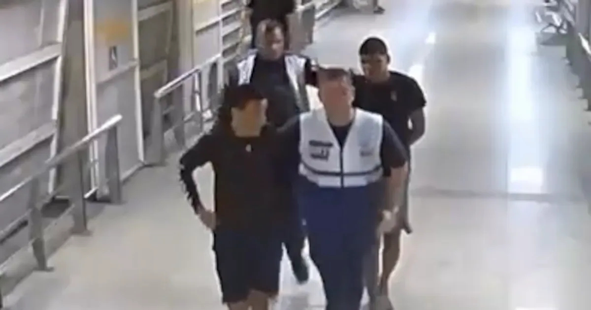 Dois adolescentes são apreendidos com celular furtado em estação do BRT no Rio
