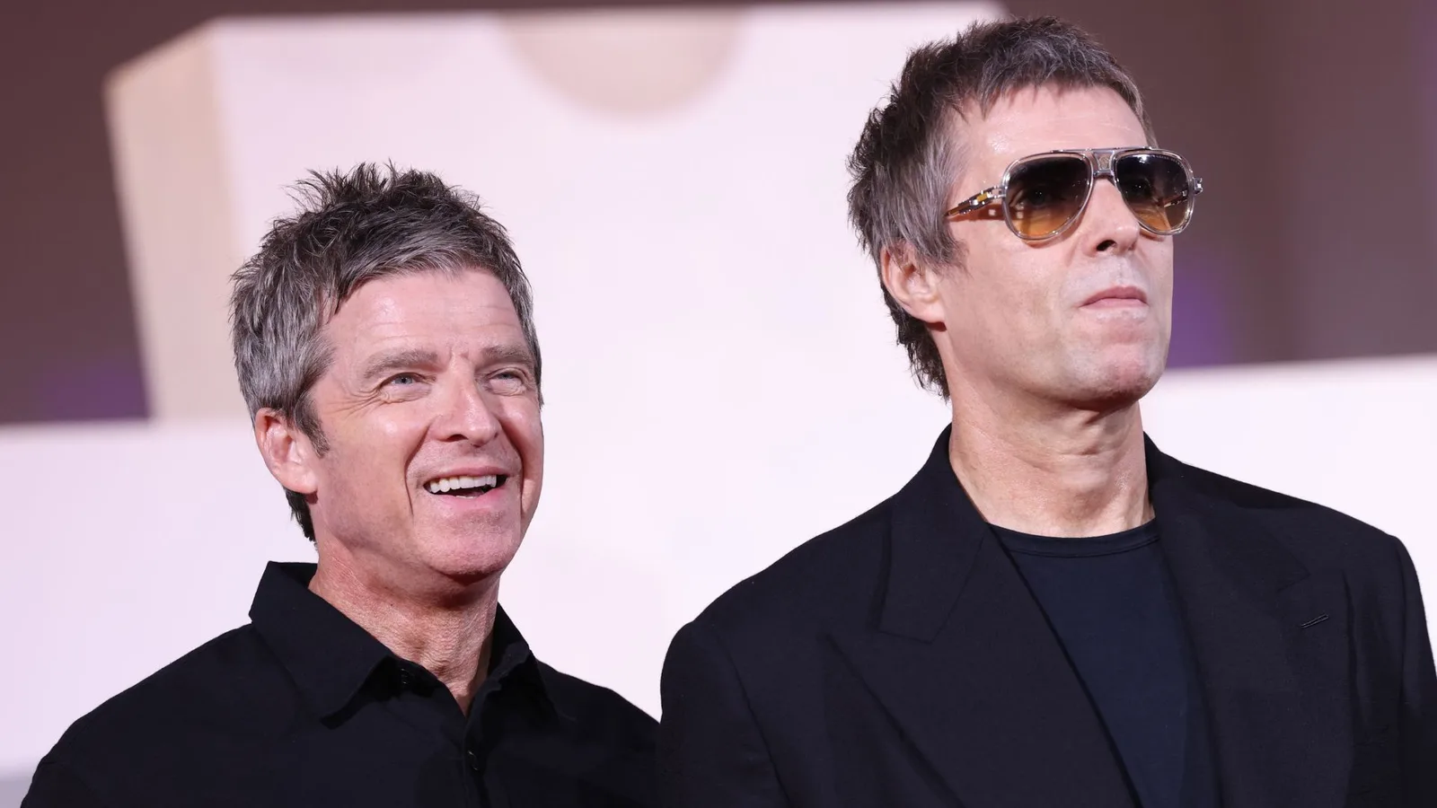 Oasis transforma reencontro em registro de palco e celebração dos fãs