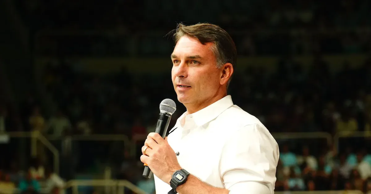 Flávio prioriza mobilização nas ruas diante de disputa por espaço no governo