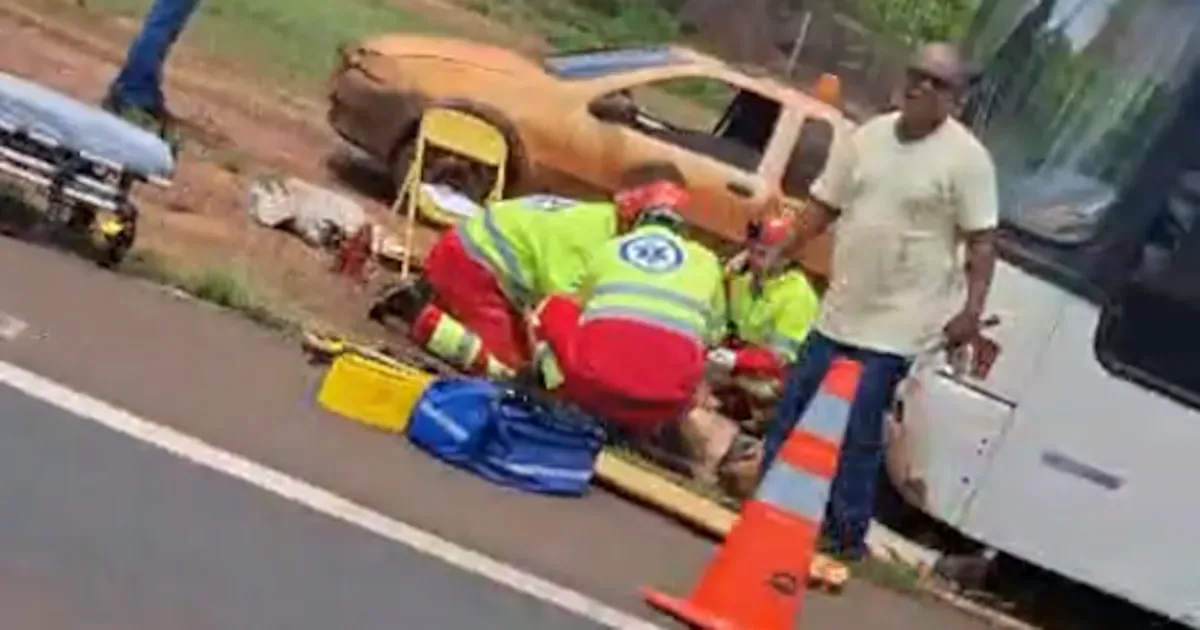 Prestador de serviço morre após ônibus tombar durante troca de pneu em Ituiutaba