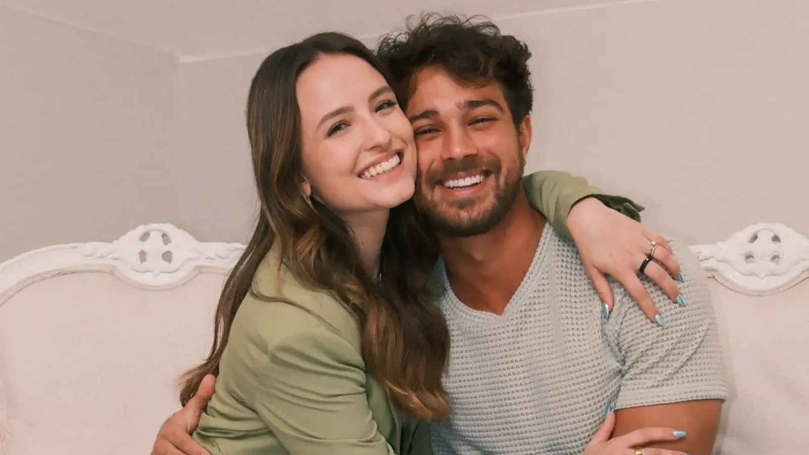 Larissa Manoela revela por que o silêncio virou parte do desejo com André