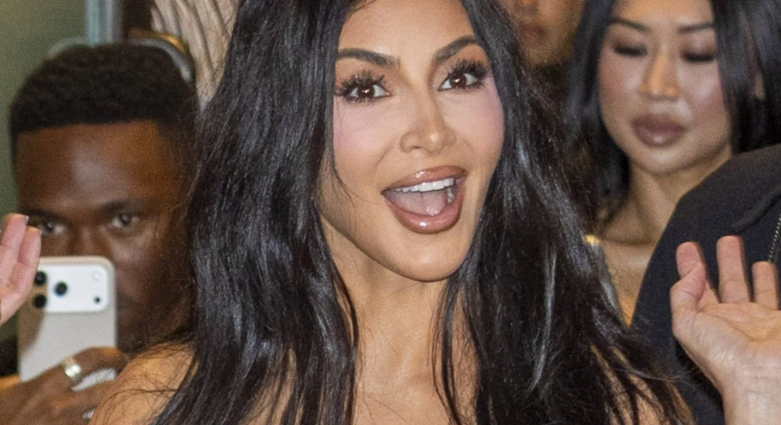 Kim Kardashian chama atenção ao inaugurar loja de roupas em Londres