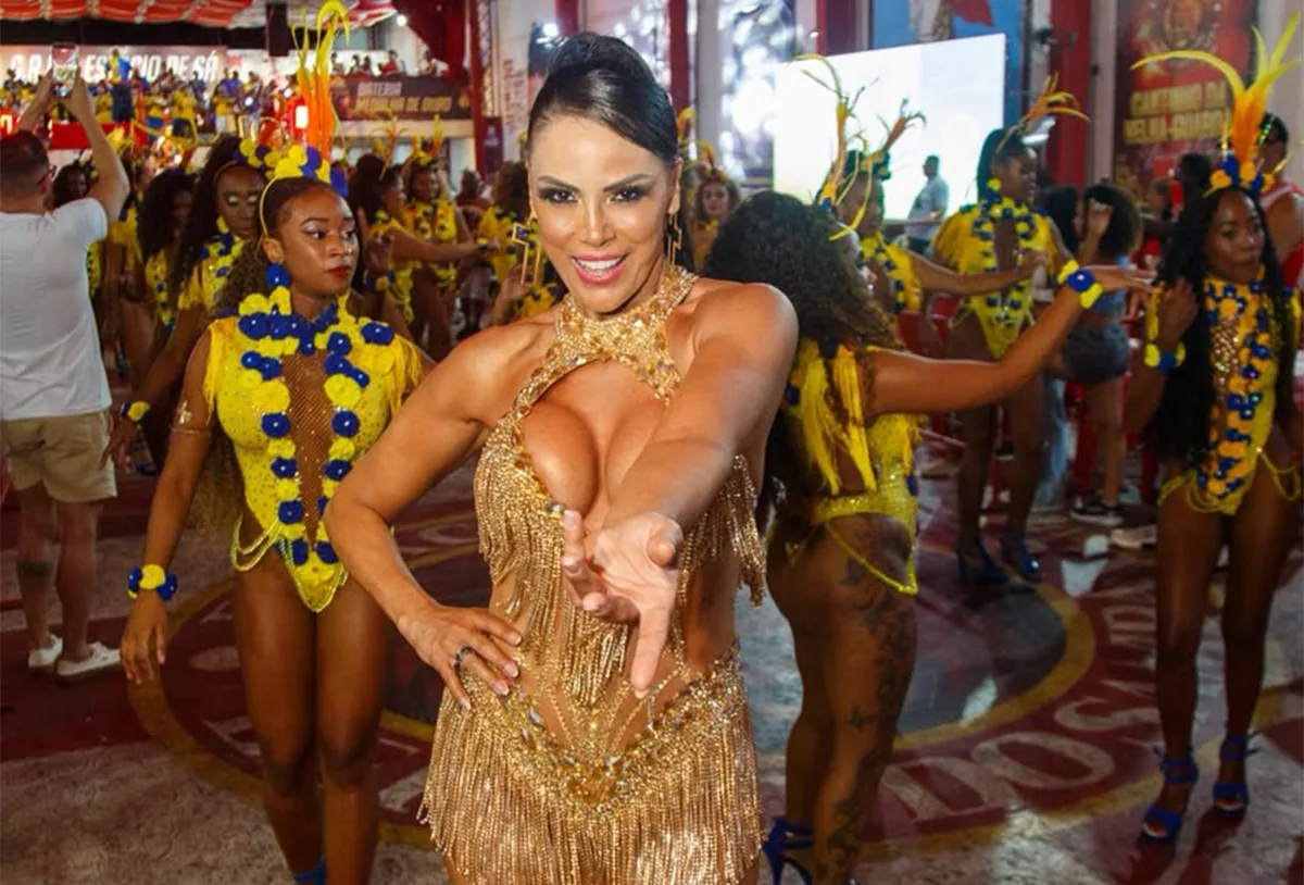 Alice Alves participa de feijoada da Estácio com figurino de 12 mil cristais