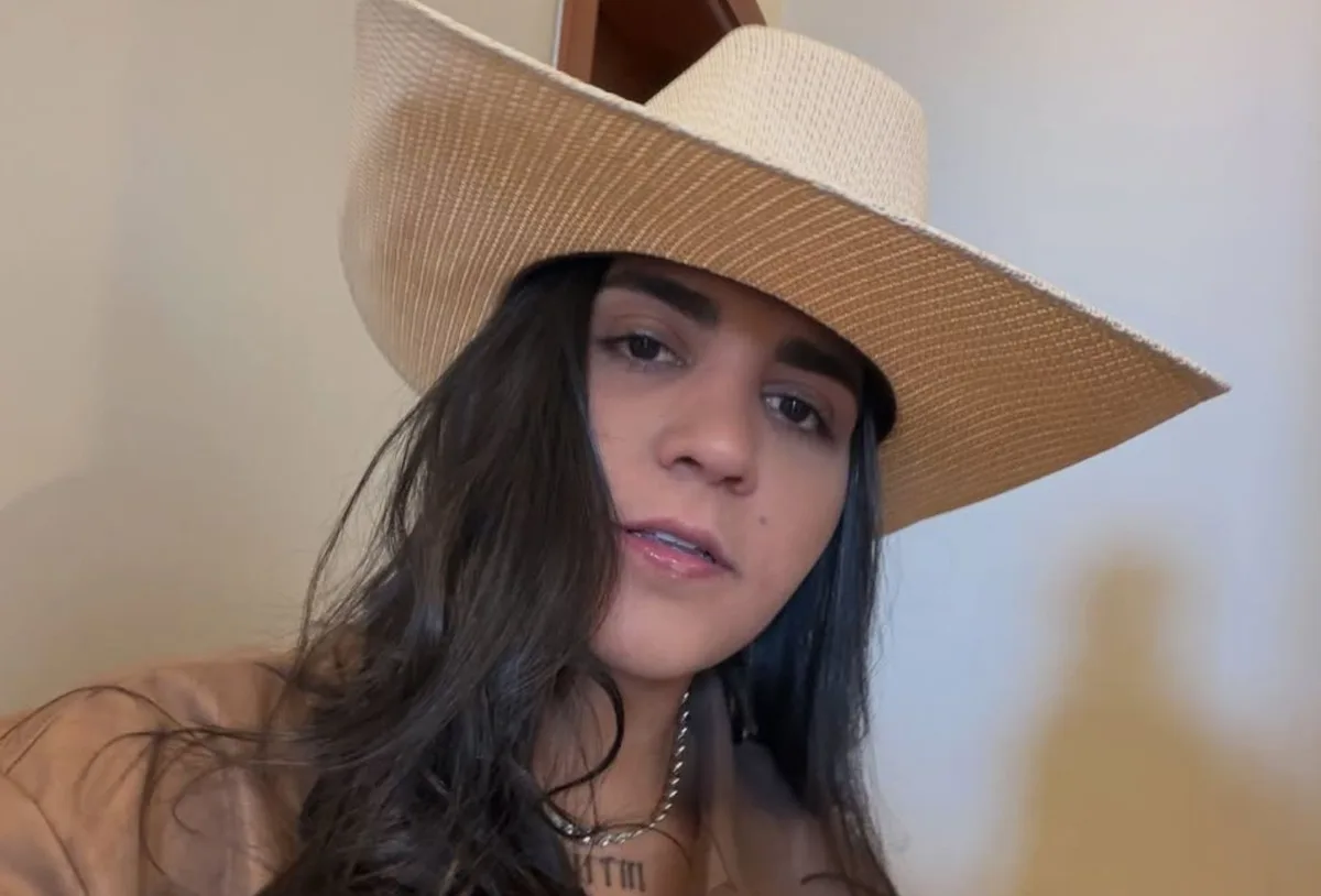 Yasmin Santos tranquiliza seguidores após ter celular levado em carro