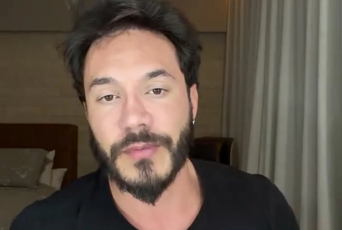 Eliezer queima os lábios ao comer fondue em casa
