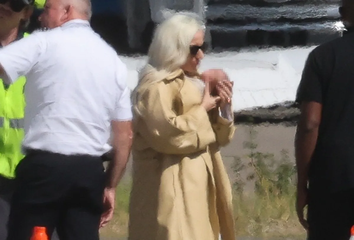Lady Gaga aparece com o filho protegido pelo sobretudo em Los Angeles