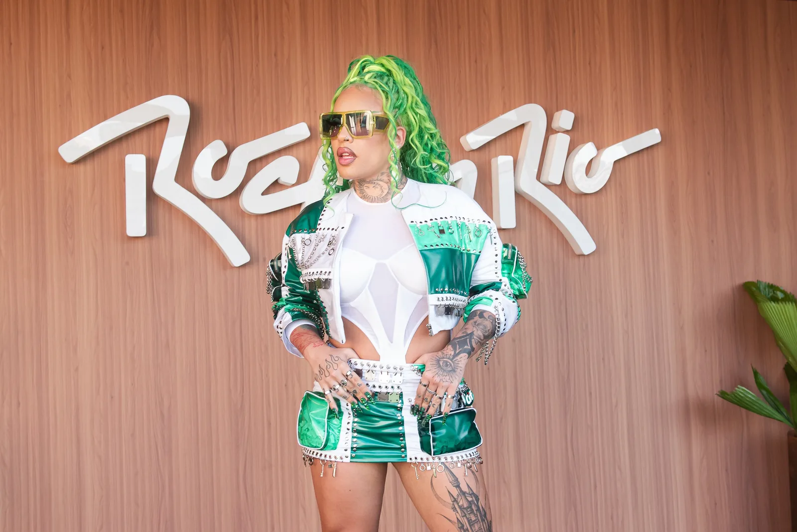 Gloria Groove aposta em sobrancelha verde e lace colorida no Rock in Rio