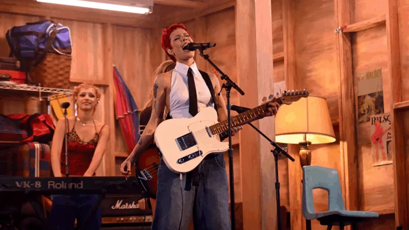 Halsey reúne cinco álbuns em filme-concerto com palco teatral e som pesado