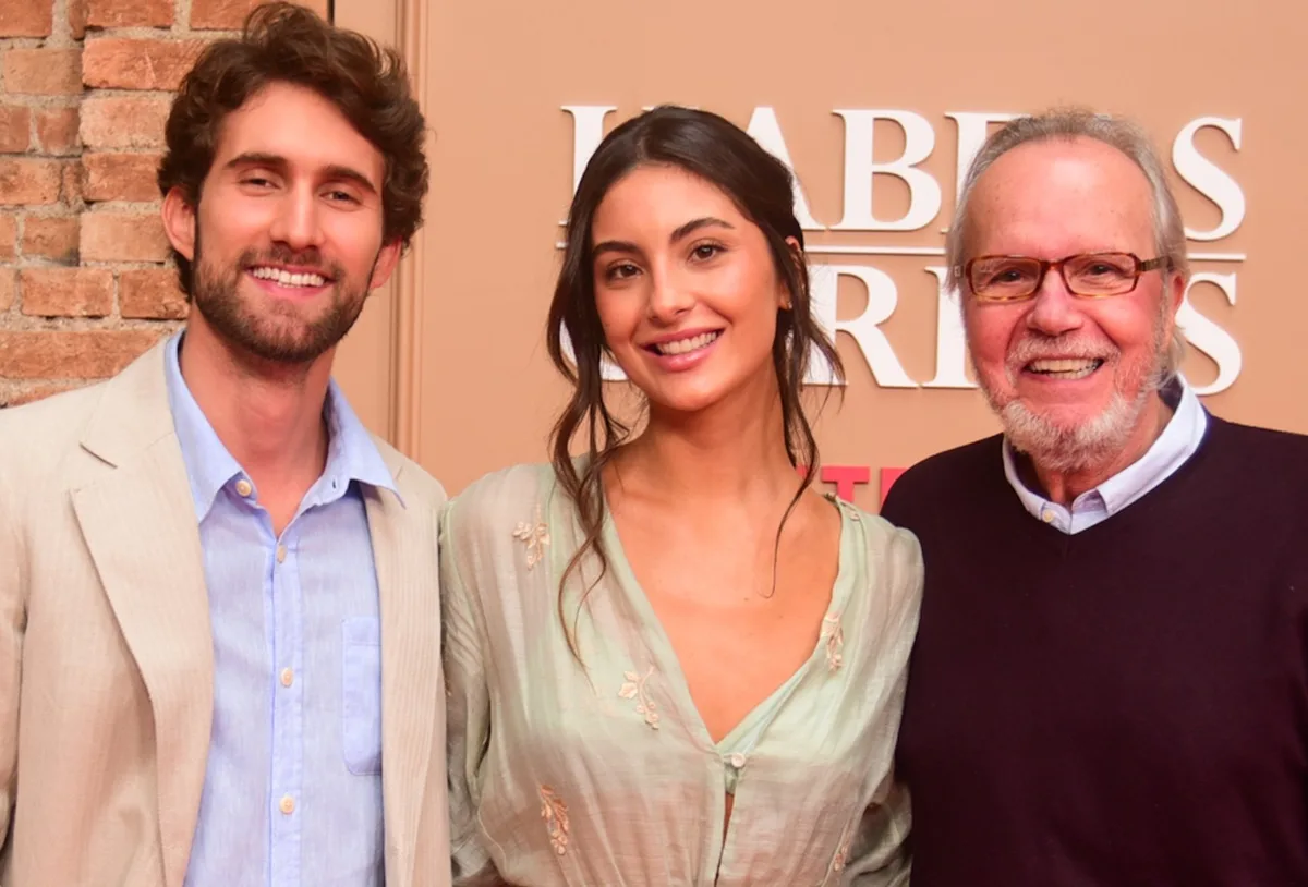 Felipe Ricca e Luiza Gabus Mendes posam juntos durante evento em São Paulo