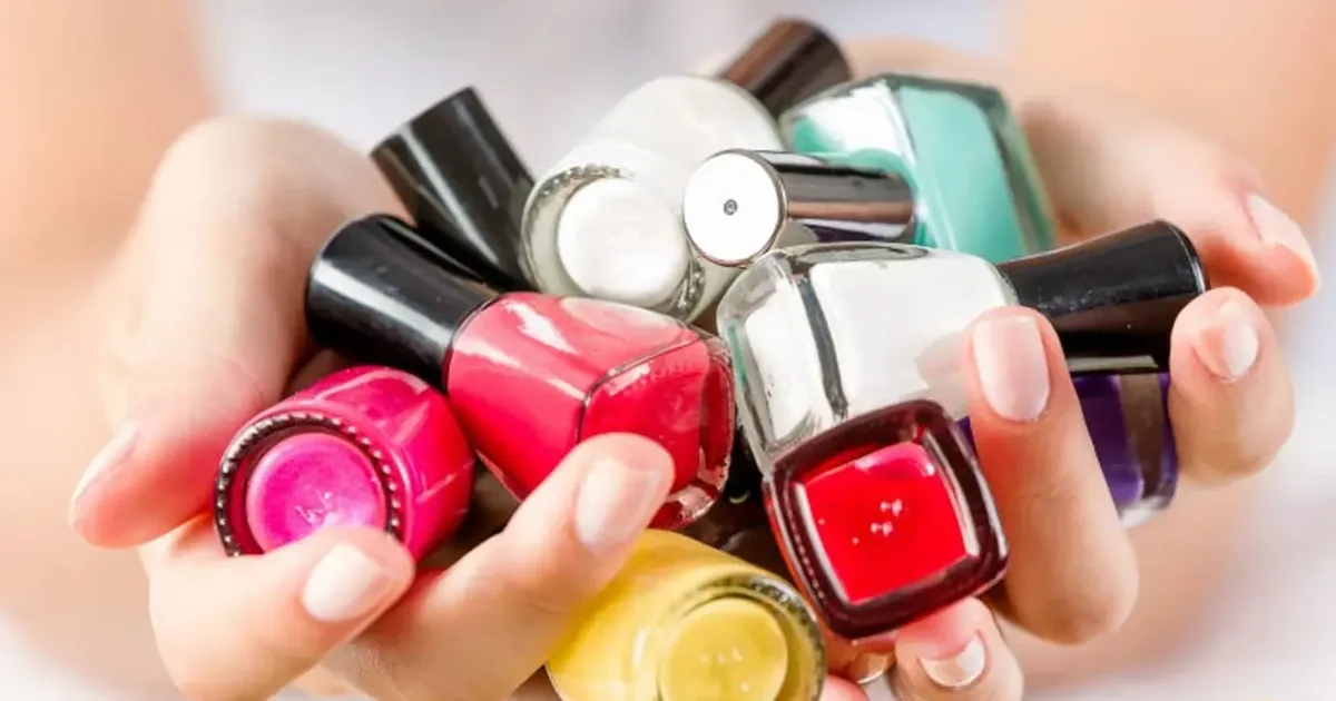 Marrom, vinho e azul: cinco esmaltes escuros para renovar a manicure