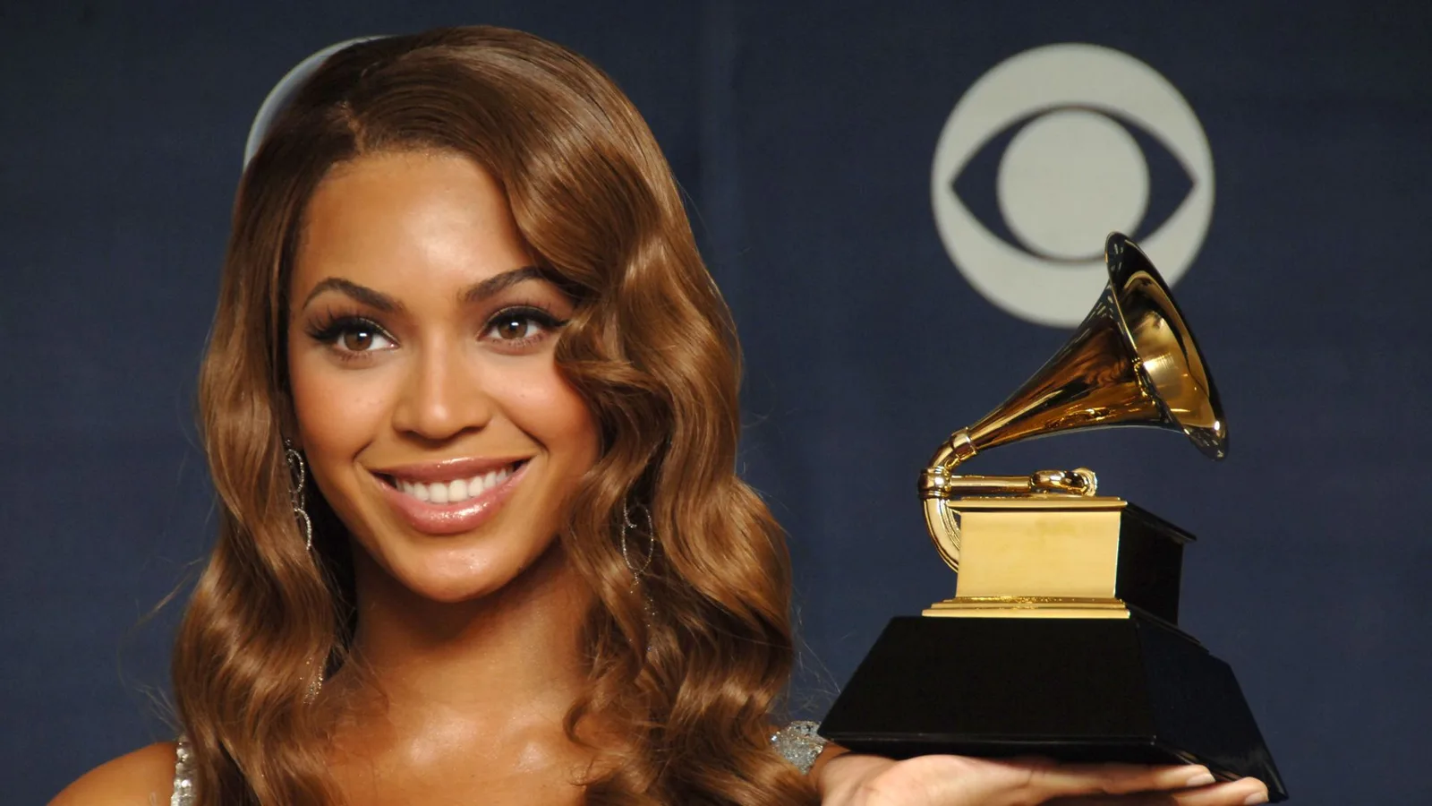 Beyoncé celebra a força de B’Day, álbum que ainda domina as pistas