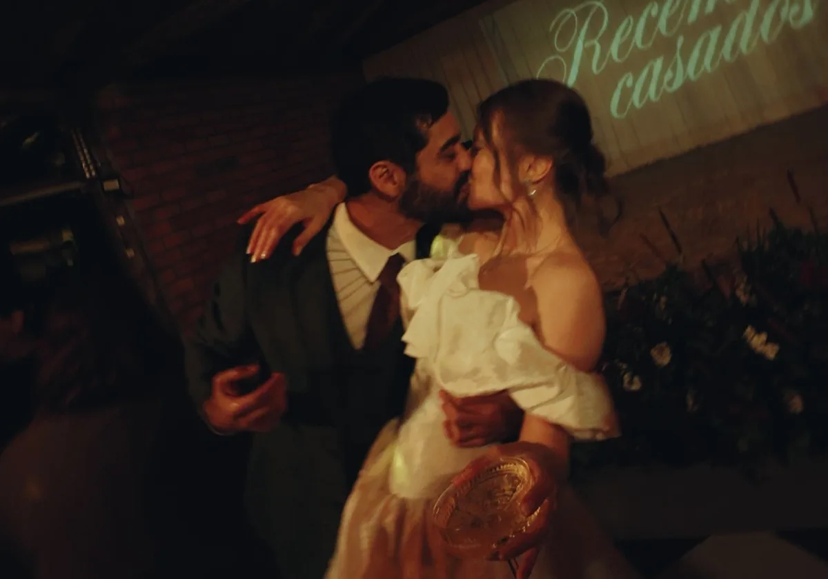 Miguel Rômulo canta “Zé do Caroço” em celebração de casamento com Fran Castro