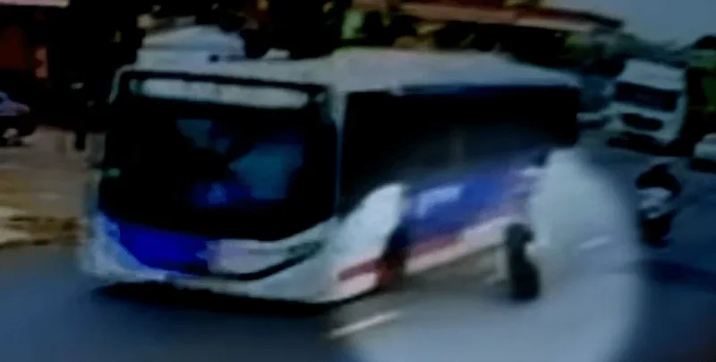Roda de ônibus atravessa avenida em Ribeirão Preto durante trajeto
