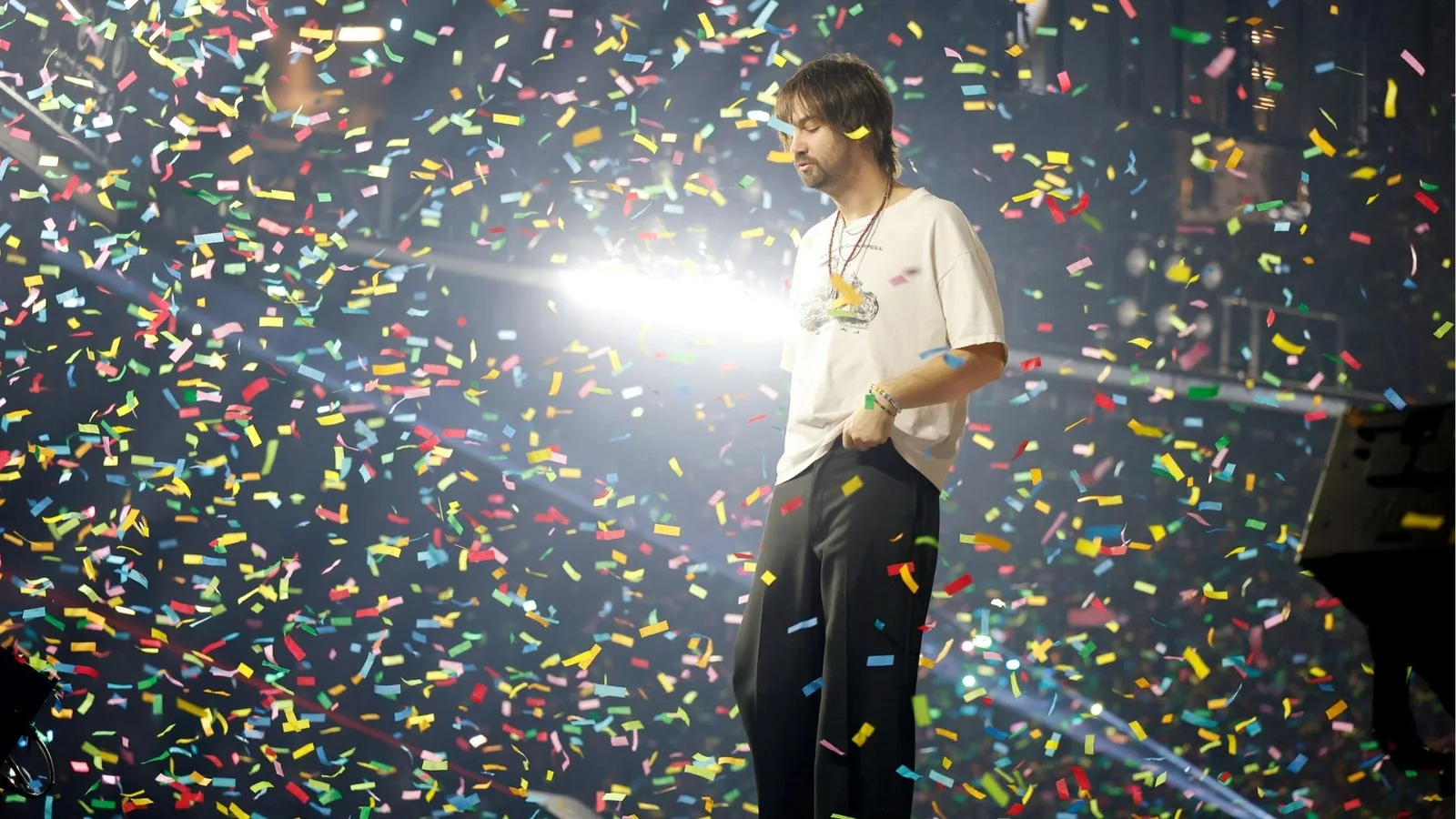 Kevin Parker veta encontros em estacionamentos após shows do Tame Impala