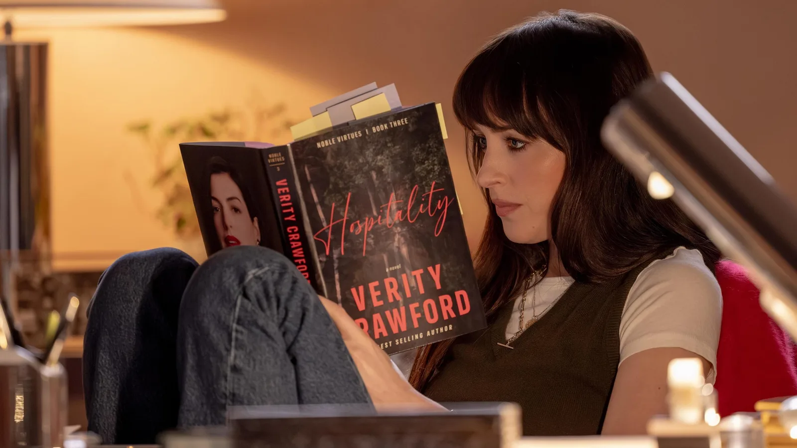 Verity chega aos cinemas com Anne Hathaway e Dakota Johnson no elenco