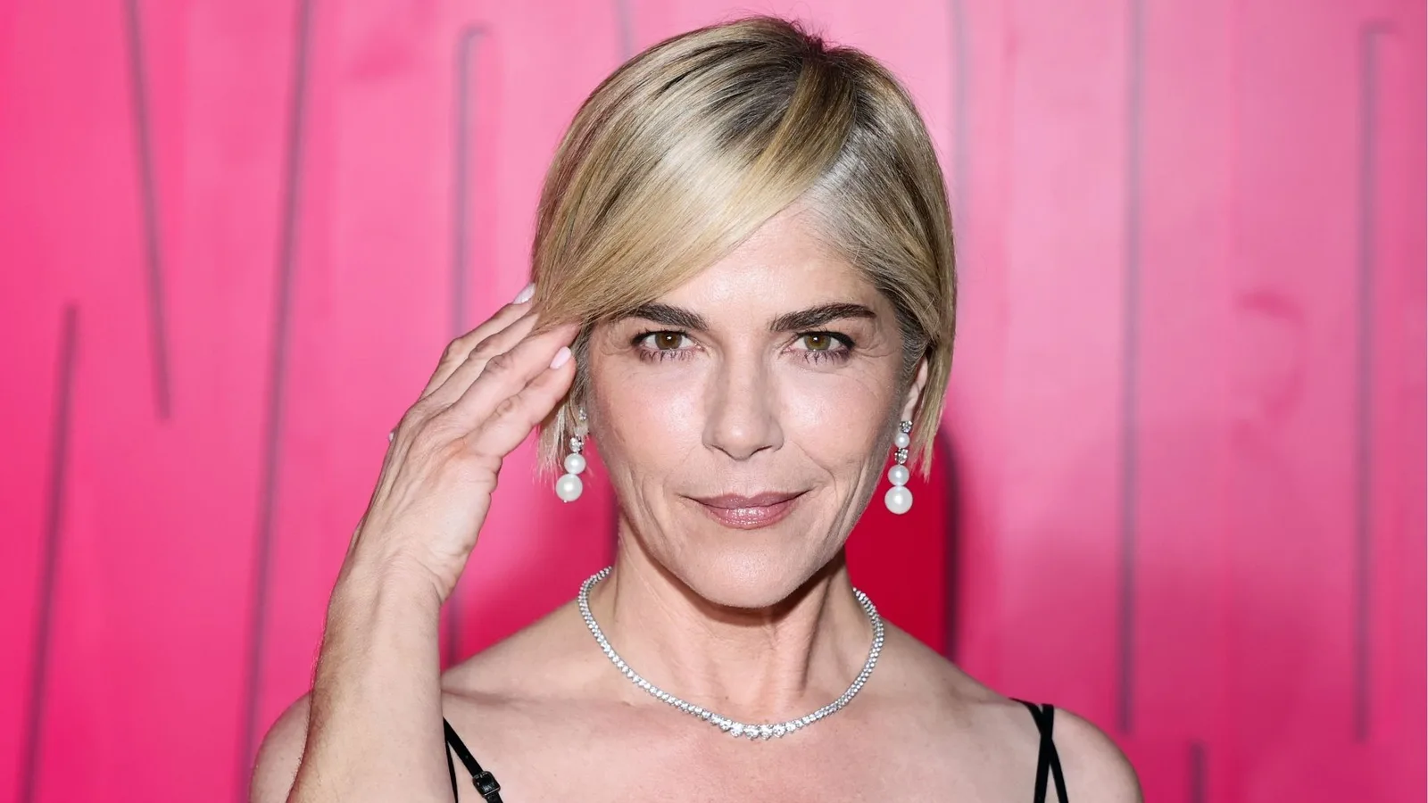 Selma Blair é levada a hospital após incidente em voo da Delta