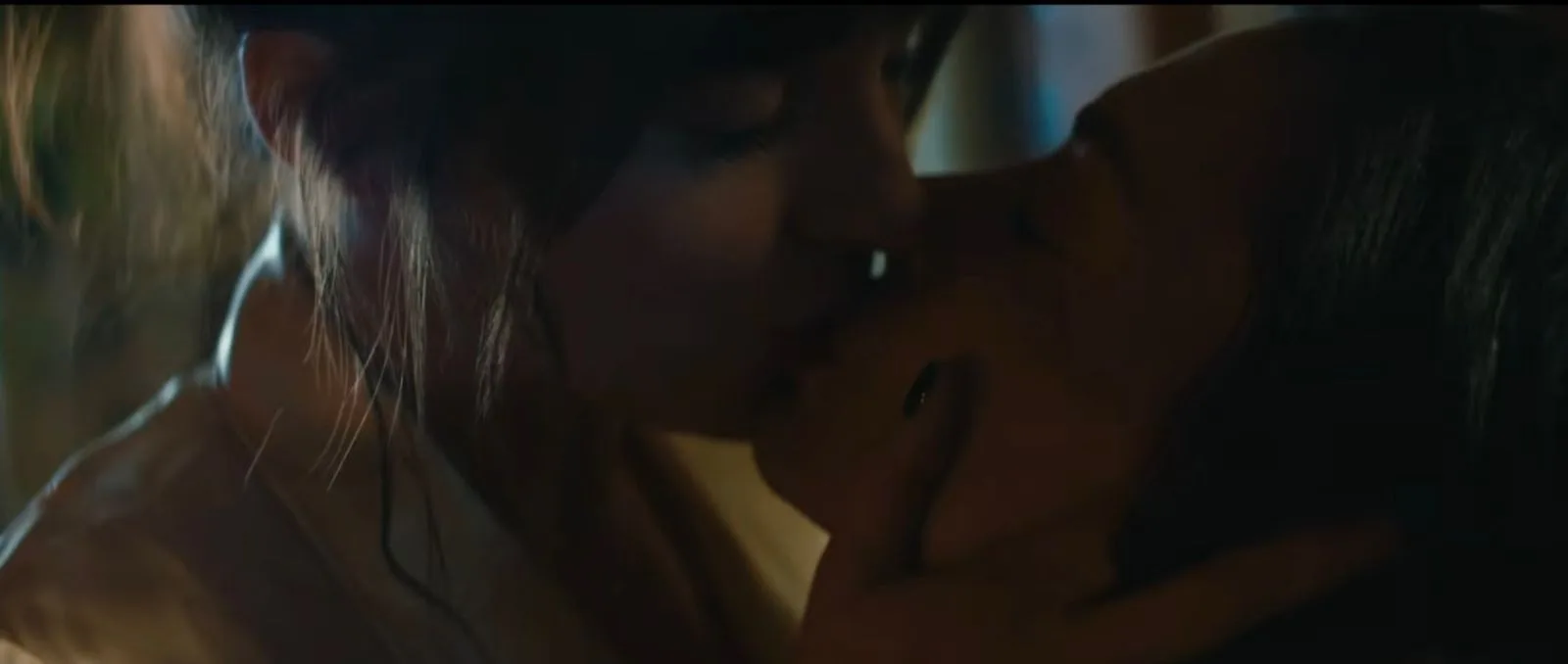 Cena improvisada entre Anne Hathaway e Dakota Johnson ganhou beijo no trailer de Verity