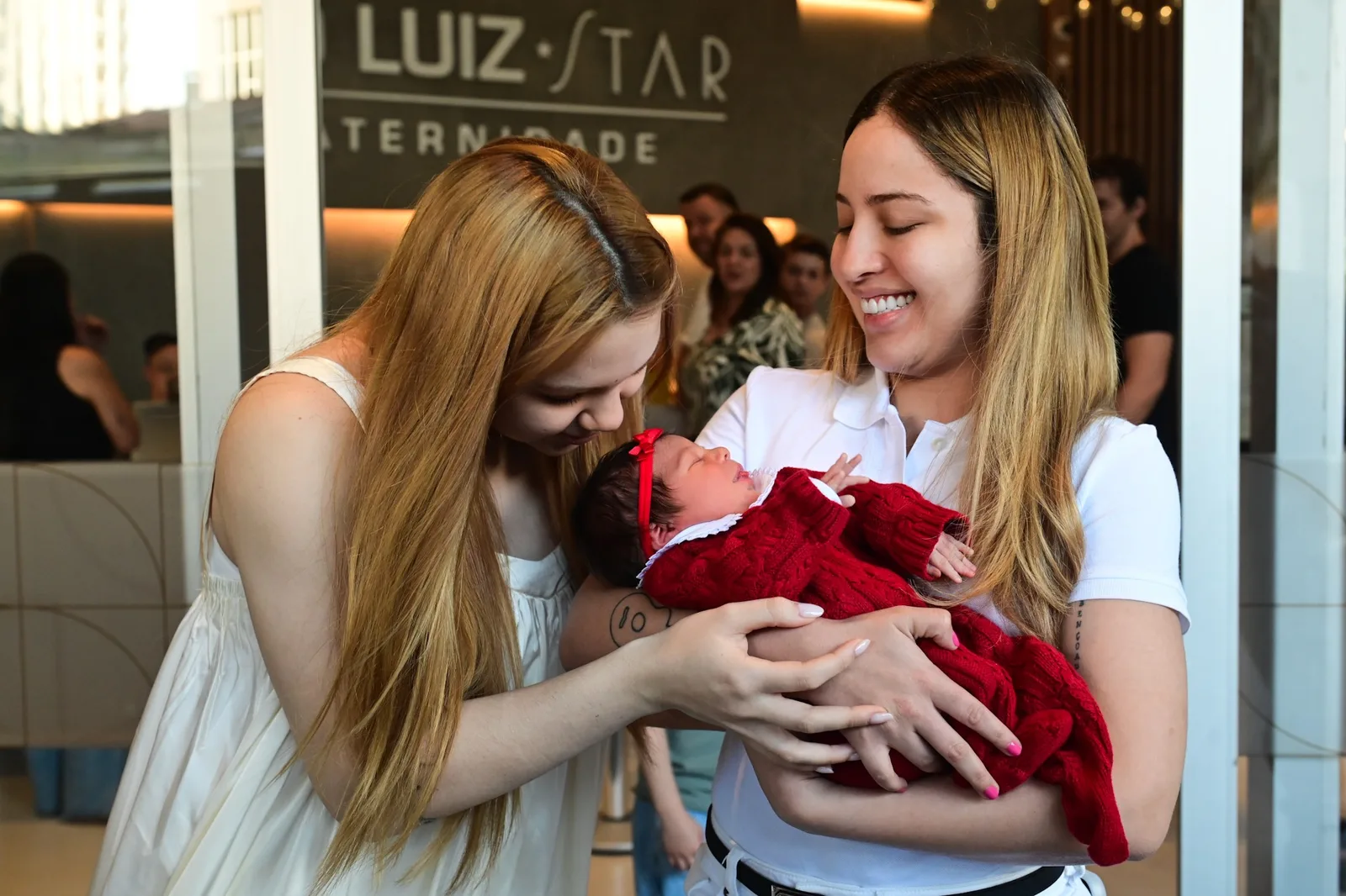 Mari Fernandez e Júlia Ribeiro deixam hospital com a filha Isabela