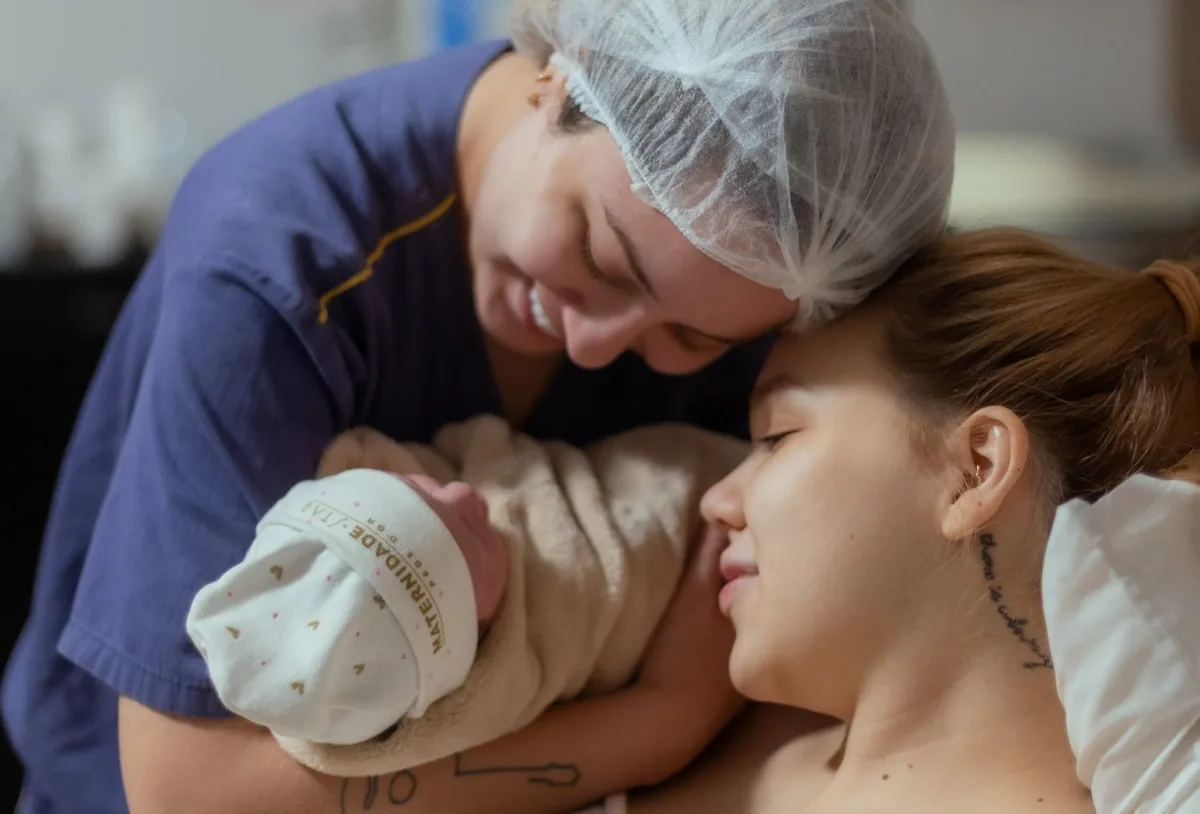 Mari Fernandez e Júlia Ribeiro anunciam nascimento da filha Isabela