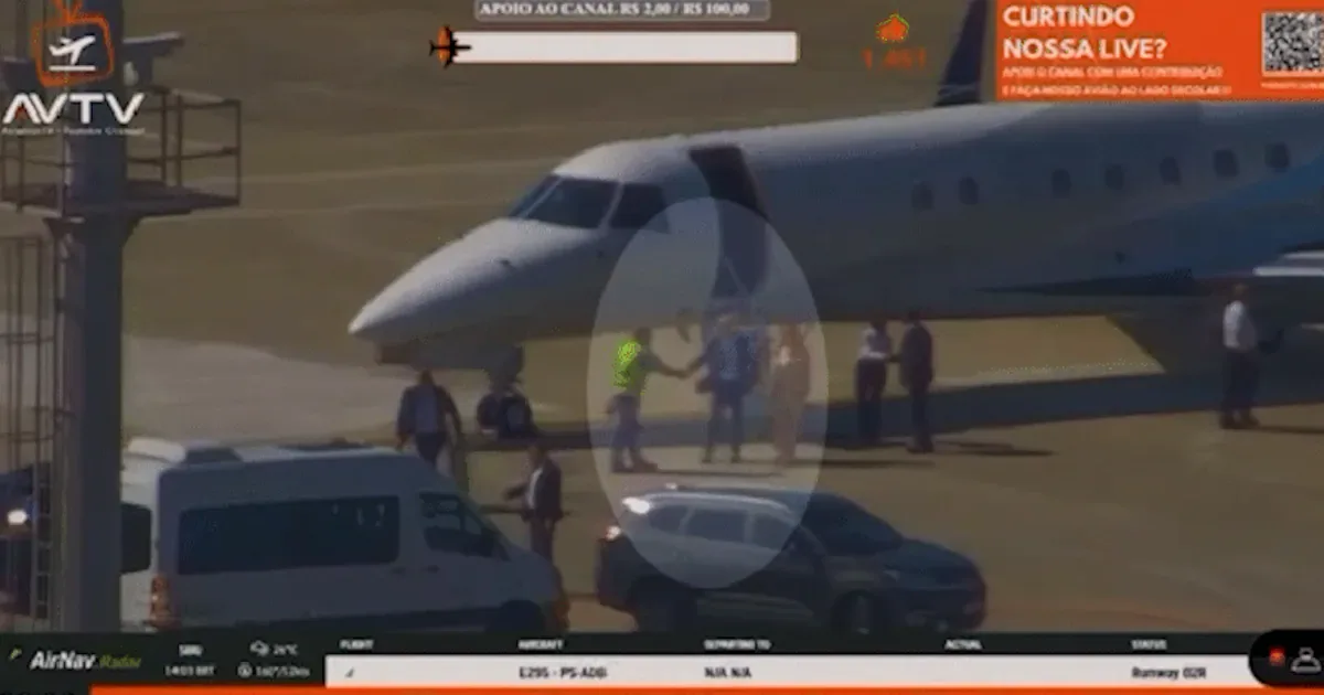 Vídeo registra desembarque de Moraes e Viviane Barci em aeroporto de Santos