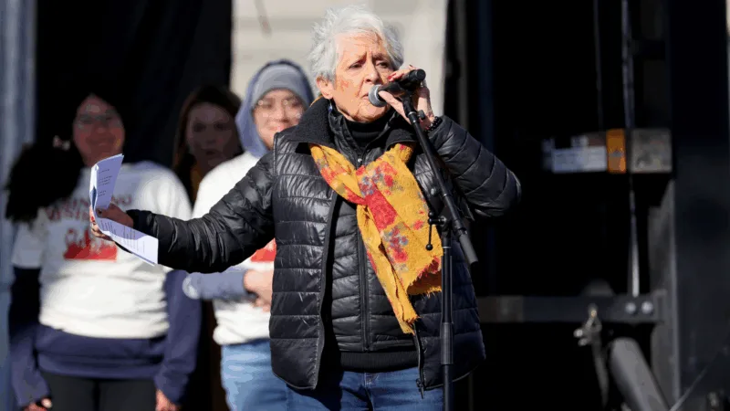 Joan Baez defende resistência coletiva e ação por mudanças